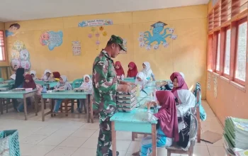 Babinsa Cikoro Kawal Pendistribusian MBG di SDN Cikoro