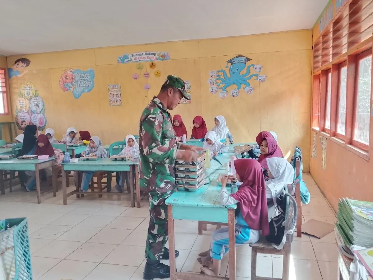 Babinsa Cikoro Kawal Pendistribusian MBG di SDN Cikoro