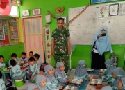 Sukseskan Program Nasional, Babinsa Koramil 1409-03/Bontomarannu Dampingi Langsung Pembagian MBG