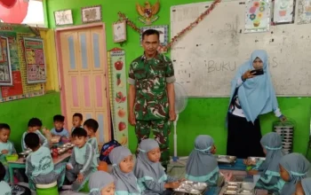 Sukseskan Program Nasional, Babinsa Koramil 1409-03/Bontomarannu Dampingi Langsung Pembagian MBG