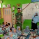 Sukseskan Program Nasional, Babinsa Koramil 1409-03/Bontomarannu Dampingi Langsung Pembagian MBG