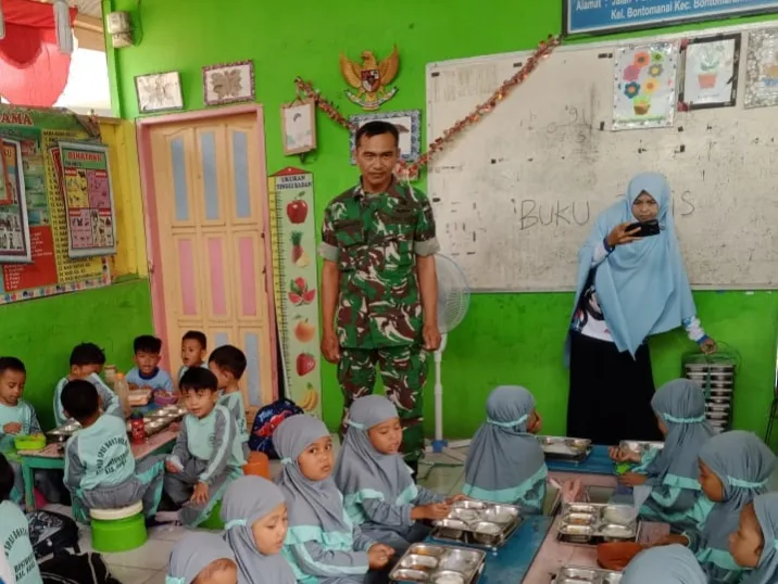 Sukseskan Program Nasional, Babinsa Koramil 1409-03/Bontomarannu Dampingi Langsung Pembagian MBG