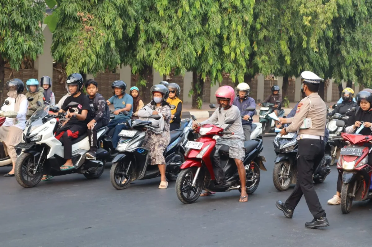 Asap Kepung Gowa, Kasat Lantas Turun Bagikan Masker ke Pengendara