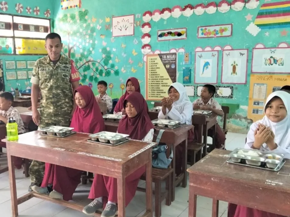 Kawal Program Prioritas Pemerintah, Babinsa Gowa Pantau Kualitas Makan Bergizi Gratis di Bontolangkasa