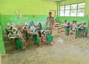 Kawal Program Pemerintah, Babinsa Koramil 08/Bontonompo Dampingi Penyaluran Makan Bergizi Gratis di SD Inpres Borong Kanang