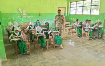 Kawal Program Pemerintah, Babinsa Koramil 08/Bontonompo Dampingi Penyaluran Makan Bergizi Gratis di SD Inpres Borong Kanang