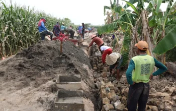 Tepat di Tengah Jalan! Talud Penahan Tanah TMMD Capai 50 Persen  