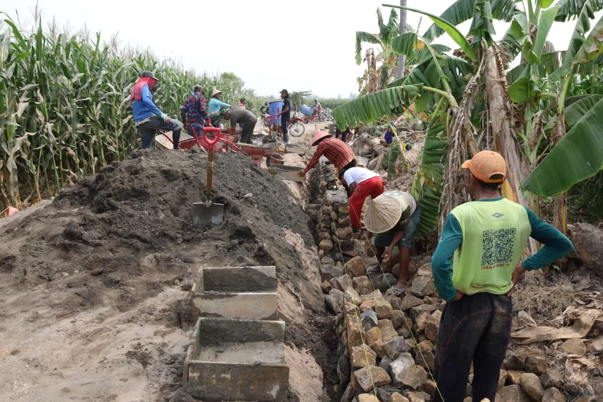 Tepat di Tengah Jalan! Talud Penahan Tanah TMMD Capai 50 Persen  