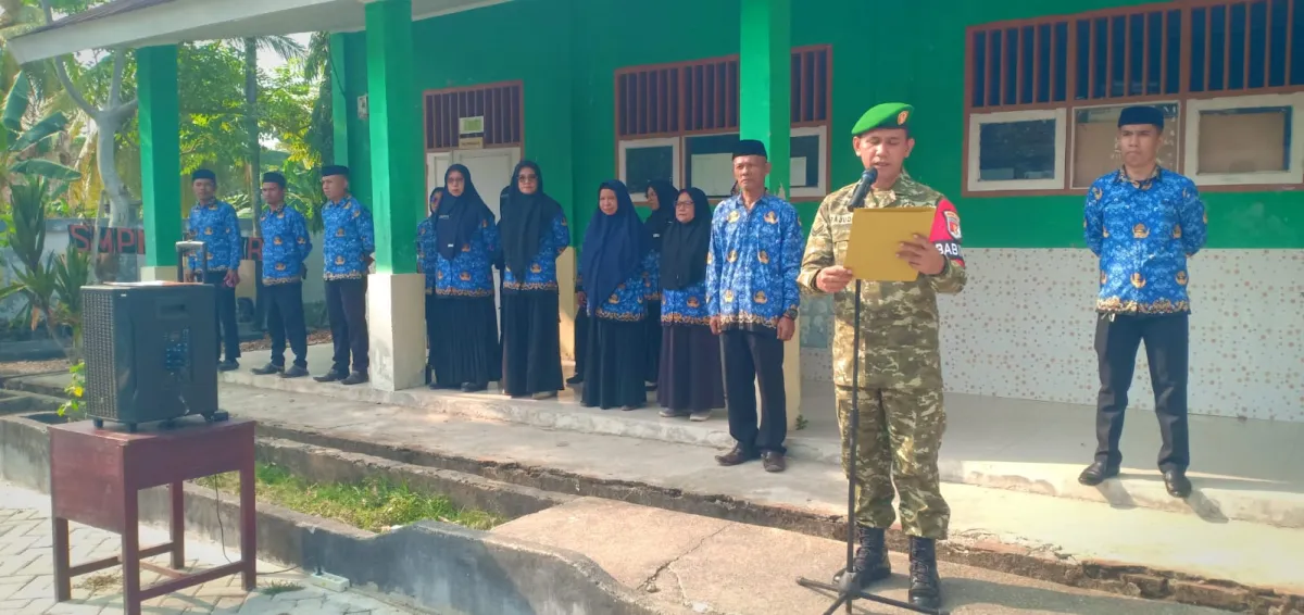 Babinsa Koramil Bambalamotu Jadi Pembina Upacara Hari Sumpah Pemuda ke-98 di SMPN 02 Sarjo