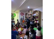 Bun Joi Phiau membagikan paket kelengkapan alat tulis