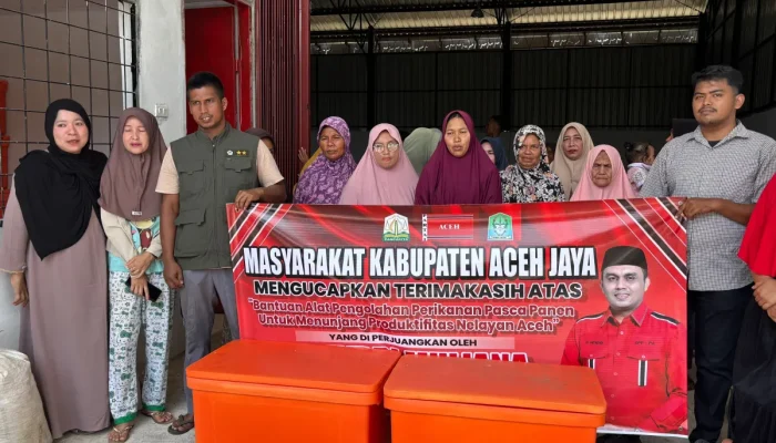 Hendri Muliana Salurkan Bantuan Ribuan Para-Para dan Fiber Ikan Kepada Masyarakat Nelayan di Aceh jaya