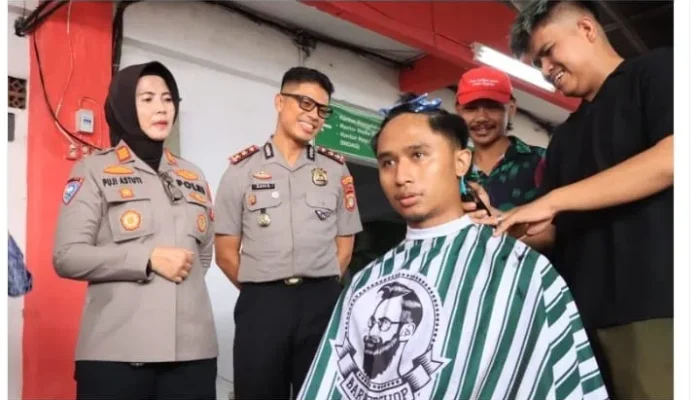 Lewat POLIRAN, Polres Metro Bekasi Kota Bekali 38 Peserta Lintas Ormas Keahlian Pangkas Rambut