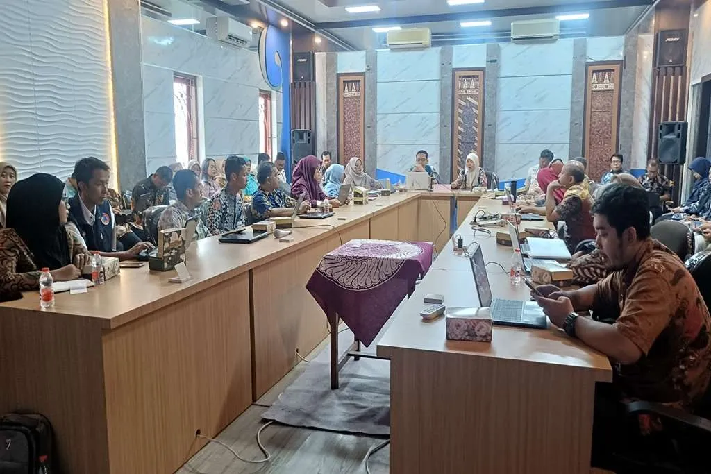 Diskominfo Batang mengundang para admin data dari seluruh OPD maupun Kecamatan untuk mengevaluasi hasil dari pendampingan dalam penyusunan data, di Bepperida Batang, Kabupaten Batang