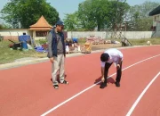 Kepala DPUPR Batang Endro Suryono (kanan), melakukan pengecekan Jogging Track di Stadion Moh Sarengat Batang, Kabupaten Batang, Kamis (15/10/2026).