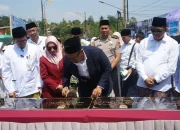 Bupati Batang M. Faiz Kurniawan (ketiga kanan), memotong pita dalam rangka peresmian Jembatan Kalibelo di Kecamatan Tersono, Kabupaten Batang