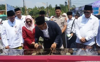 Bupati Batang M. Faiz Kurniawan (ketiga kanan), memotong pita dalam rangka peresmian Jembatan Kalibelo di Kecamatan Tersono, Kabupaten Batang