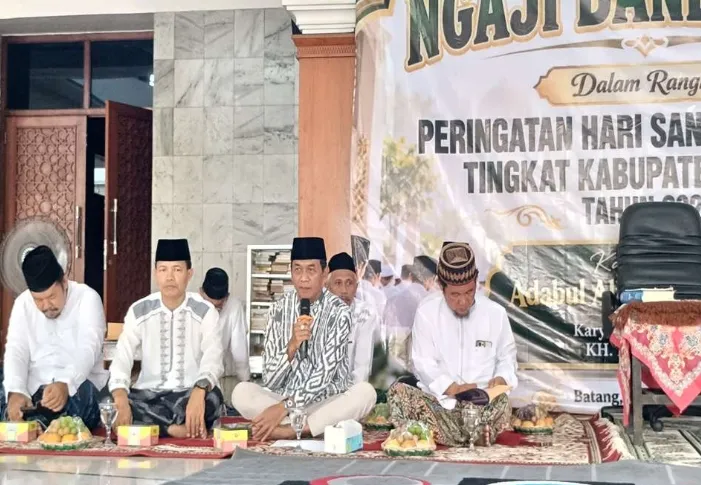 Wakil Bupati Batang Suyono memberikan sambutan dalam Ngaji Bandongan saat Memperingati Hari Santri Nasional di Serambi Masjid Agung Darul Muttaqin, Kabupaten Batang, Jumat (23/10/2026)