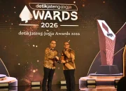 Bupati Batang M. Faiz Kurniawan (kanan), meraih penghargaan dari detikjateng-jogja untuk kategori Anugerah Figur Akselerator Kemajuan: Investasi Inklusif dan Kesempatan Kerja Berkeadilan di Ballroom K