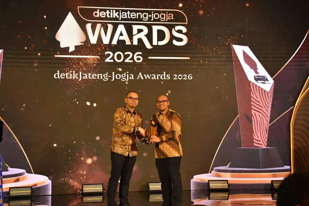 Bupati Batang M. Faiz Kurniawan (kanan), meraih penghargaan dari detikjateng-jogja untuk kategori Anugerah Figur Akselerator Kemajuan: Investasi Inklusif dan Kesempatan Kerja Berkeadilan di Ballroom K