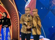 Penyerahan penghargaan Anugerah Figur Akselerator Kemajuan kategori Investasi Inklusif dan Kesempatan Kerja Berkeadilan ke Bupati Batang M. Faiz Kurniawan (kanan) di Ballroom Industropolis Batang, Kab