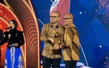 Penyerahan penghargaan Anugerah Figur Akselerator Kemajuan kategori Investasi Inklusif dan Kesempatan Kerja Berkeadilan ke Bupati Batang M. Faiz Kurniawan (kanan) di Ballroom Industropolis Batang, Kab