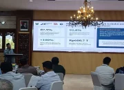 Bupati Batang M. Faiz Kurniawan memaparkan materi saat High Level Meeting (HLM) TP2DD, TPID dan TPKAD di Aula Kantor Bupati Batang, Kabupaten Batang, Selasa (27/10/2026)