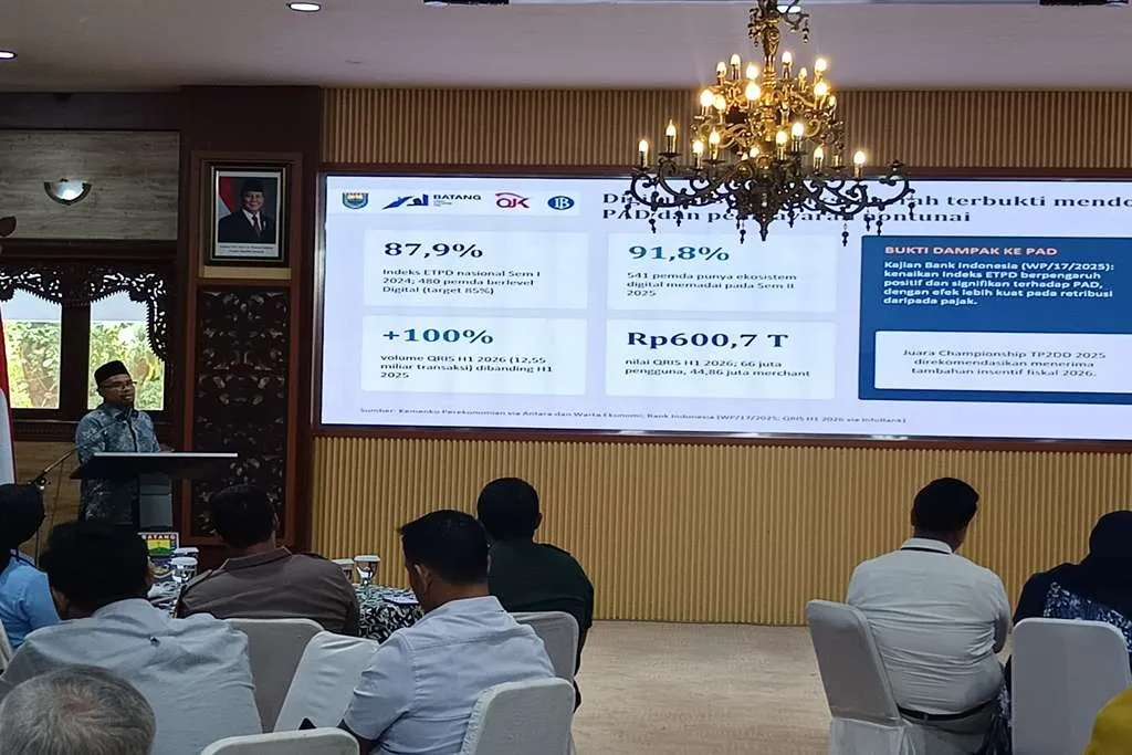 Bupati Batang M. Faiz Kurniawan memaparkan materi saat High Level Meeting (HLM) TP2DD, TPID dan TPKAD di Aula Kantor Bupati Batang, Kabupaten Batang, Selasa (27/10/2026)