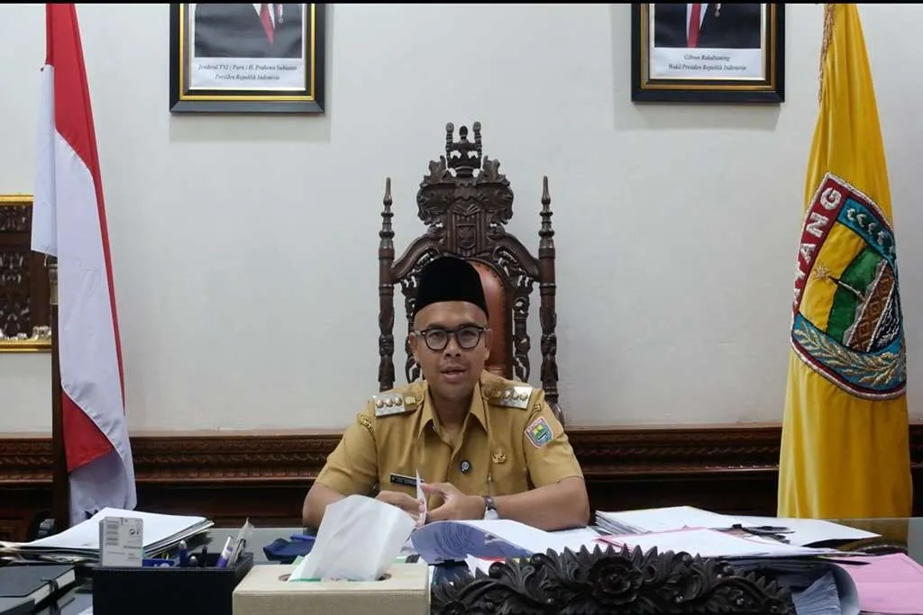Bupati Batang M. Faiz Kurniawan menyampaikan, Kabupaten Batang Bersiap Lebih Terang dengan adanya KPBU, saat ditemui di Kantornya, Selasa (27/10/2026).