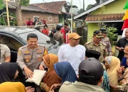 Bupati Batang M. Faiz Kurniawan (baju putih), memberikan bantuan beras kepada warga saat Sambang Desa di Desa Padomasan, Kecamatan Reban, Kabupaten Batang, Selasa (27/10/2026).