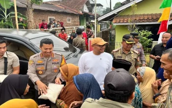 Bupati Batang M. Faiz Kurniawan (baju putih), memberikan bantuan beras kepada warga saat Sambang Desa di Desa Padomasan, Kecamatan Reban, Kabupaten Batang, Selasa (27/10/2026).