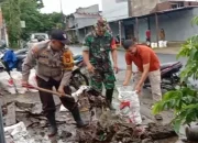 Antisipasi Musim Hujan, Babinsa Samata Bersama Warga Gelar Karya Bakti Pembersihan Selokan