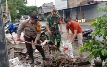 Antisipasi Musim Hujan, Babinsa Samata Bersama Warga Gelar Karya Bakti Pembersihan Selokan