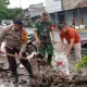Antisipasi Musim Hujan, Babinsa Samata Bersama Warga Gelar Karya Bakti Pembersihan Selokan