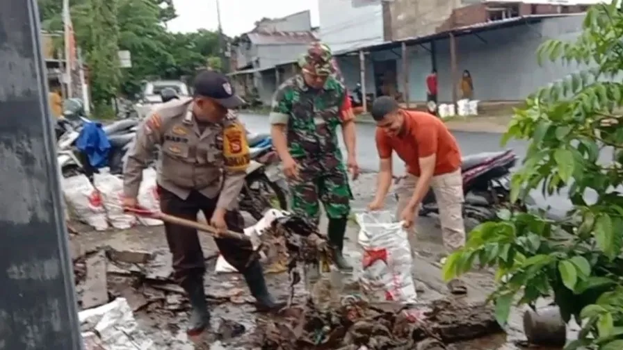 Antisipasi Musim Hujan, Babinsa Samata Bersama Warga Gelar Karya Bakti Pembersihan Selokan