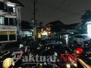 Banjir di Jl Pucang Anom Surabaya, Sepeda Motor Babak Belur (Mogok) Saat Melintasinya