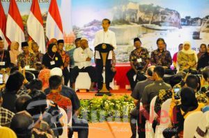 Gubernur Khofifah Dampingi Presiden Jokowi Serahkan 2.020 Sertifikat di Jatim