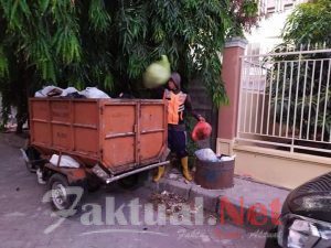 Aktivitas Rutin Di Pagi Hari Para Petugas Kebersihan Kecamatan Panakkukang