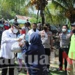 Aksi Nyata, Walikota Kendari Bagi Sembako Ke Warganya