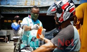 Wawali Tikep Bagi Masker Gratis Di Kecamatan Oba Utara