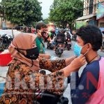 Cegah Penyebaran Corona, LMK Pademangan Barat Bagikan Masker dan Handsanitizer