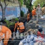 20 Anggota PPSU Kelurahan Koja Angkut Lumpur dan Sampah