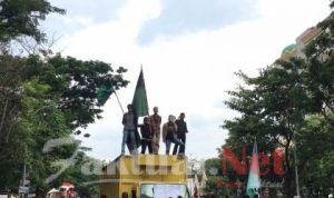 Unjuk Rasa Tolak Omnibus, HMI Gowa Raya Tutup Jalan Sultan Alauddin