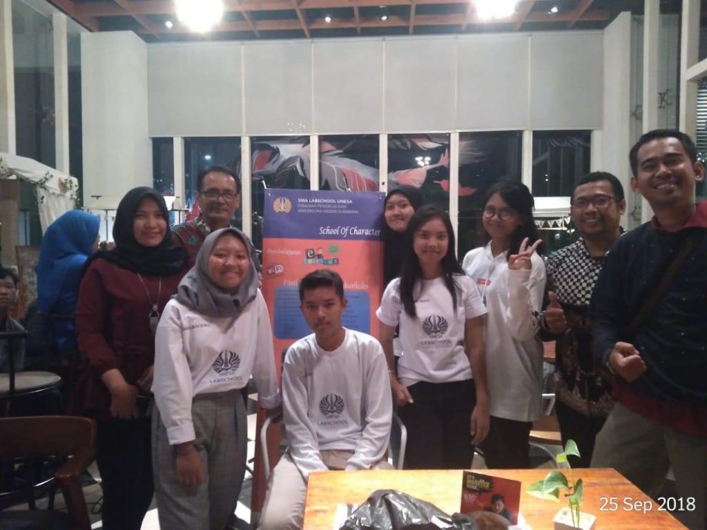 Akustik SMA Labschool Lidah Wetan Tampil Di Hotel Luminor Surabaya