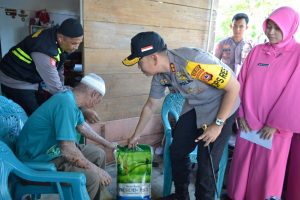 Kapolres Palopo Gelar Giat Peduli Sosial, Kapolres dan Istri Terharu
