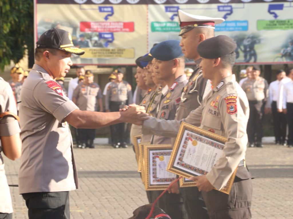 Kapolda Sulsel Beri Penghargaan Kepada 280 Anggotanya Yang Berprestasi