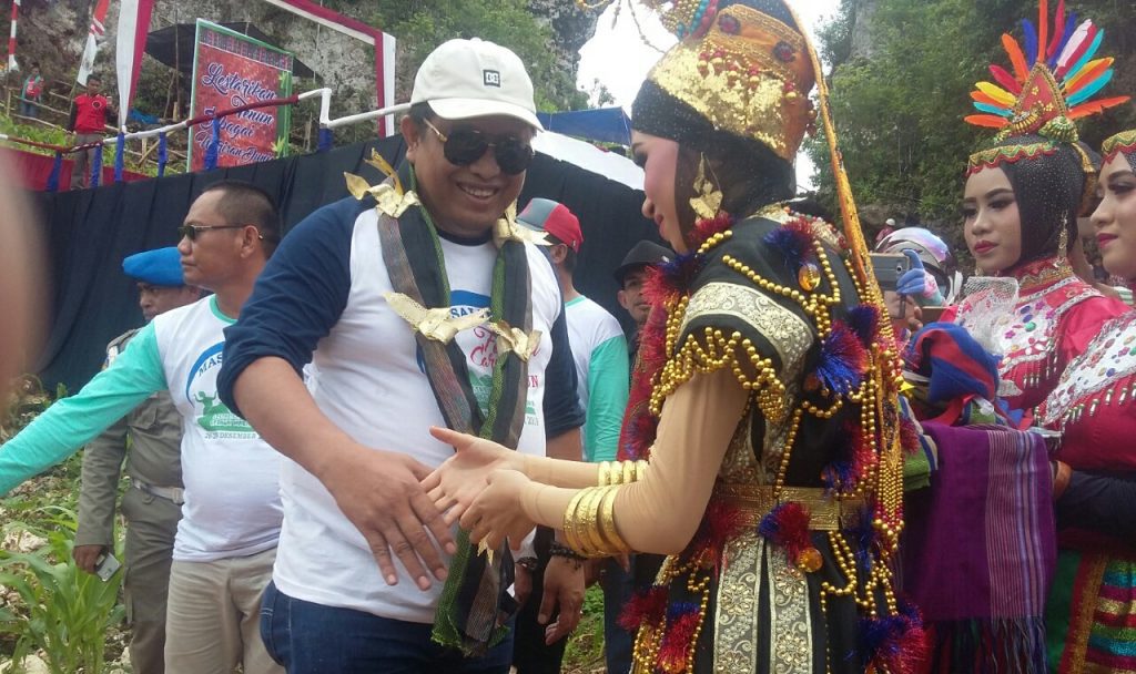 Bupati Muna Buka Festival dan Karnaval Tenun Masalili