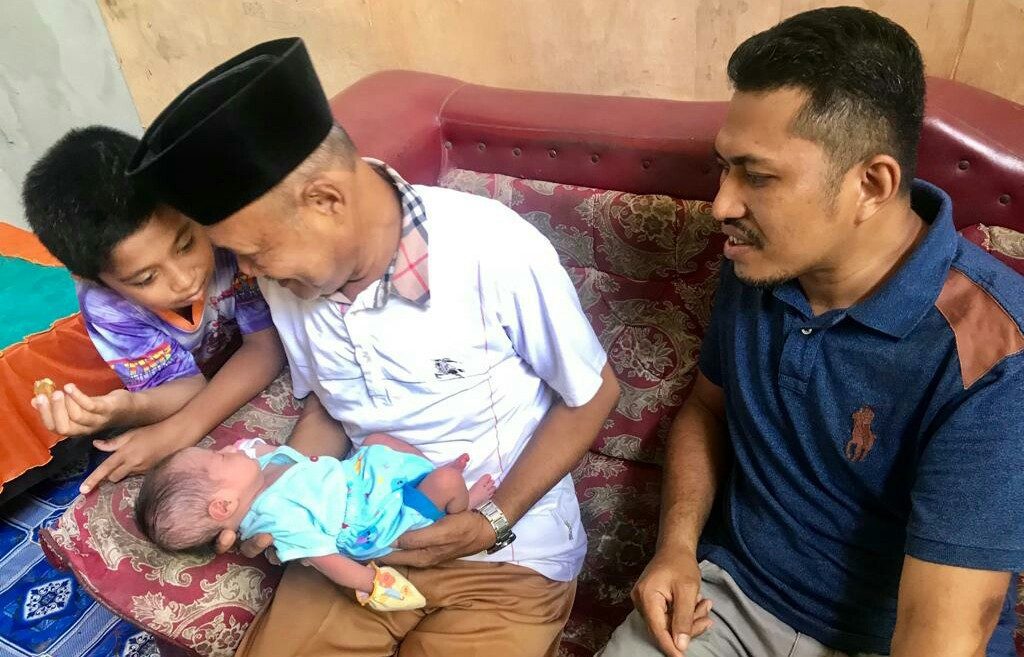 Begini Kondisi Terkini Bayi Yang Ditemukan Di Tempat Sampah Saat La Pedato Sambangi Rumah Penemu Bayi