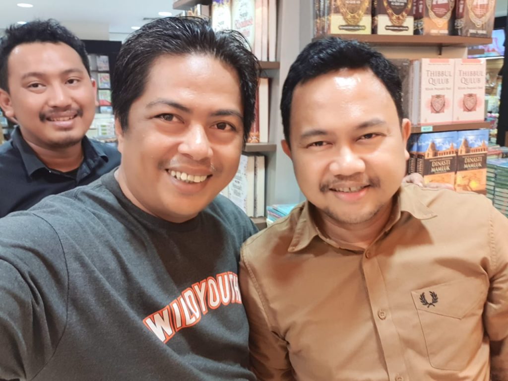 Masa Tenang, Darmawangsyah Muin-Djaya Jumain Bersantai di Mal