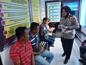 Sosialisakikan keselamatan berkendara.  Ini yang dilakukan lantas polres gowa
