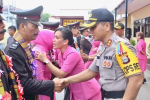 KAPOLRES GOWA BERI UCAPAN SELAMAT KEPADA PARA WISUDAWAN PURNA BAKTI